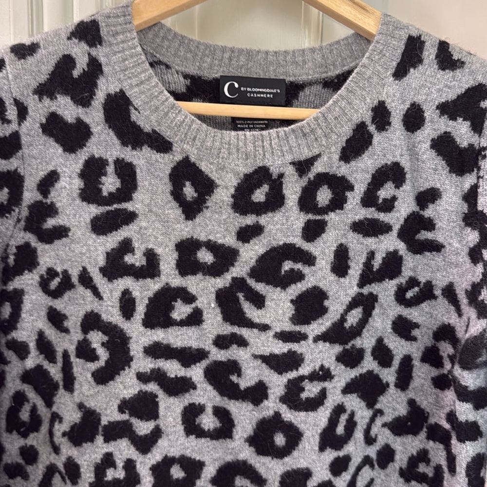 Bloomingdale’s animal print cashmere sweater size Medium - Picture 2 of 6